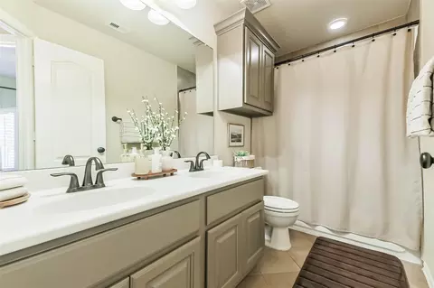 Bath - 2530 Hendricks Lakes Dr, Spring, TX 77388 photo 2 of 2