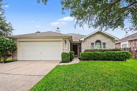 102 Blue Skies Ct, La Marque, TX 77568