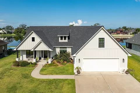 217 Arrowhead Dr, Lake Jackson, TX 77566