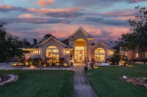 911 Lake Country Dr, Seabrook, TX 77586