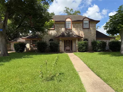 231 Huckleberry Dr, Lake Jackson, TX 77566