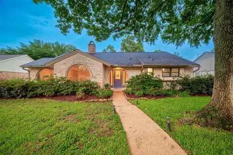 2514 Pine Village Dr, Houston, TX 77080
