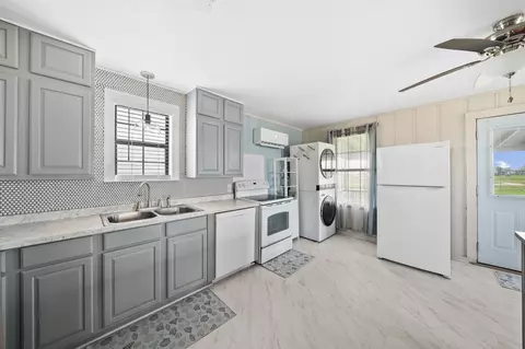 Kitchen - 714 Caisson St, Surfside Beach, TX 77541 photo 4 of 5