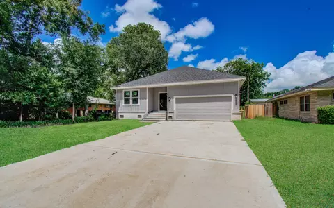 5447 N Shady Creek Dr, Houston, TX 77017