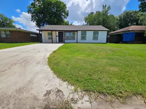 Exterior - 2129 Raspberry Ln, Pasadena, TX 77502 photo 2 of 8