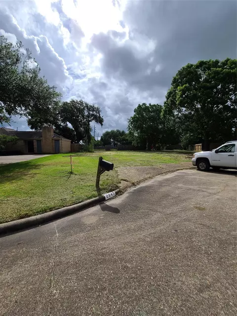 2047 Briarlee Dr, Houston, TX 77077