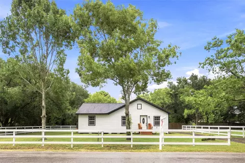 8414 Schiro Rd, Hitchcock, TX 77563