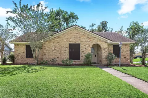 121 Maple St, Lake Jackson, TX 77566