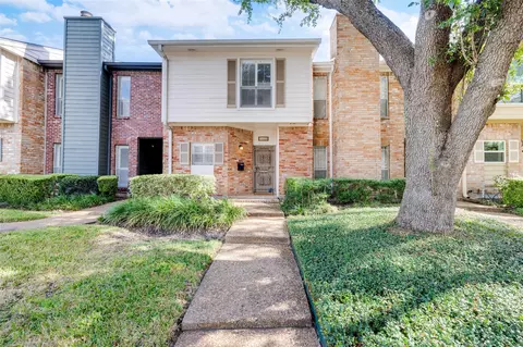 1035 Fountain View Dr, Houston, TX 77057