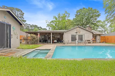 412 Burning Tree Dr, Huntsville, TX 77340
