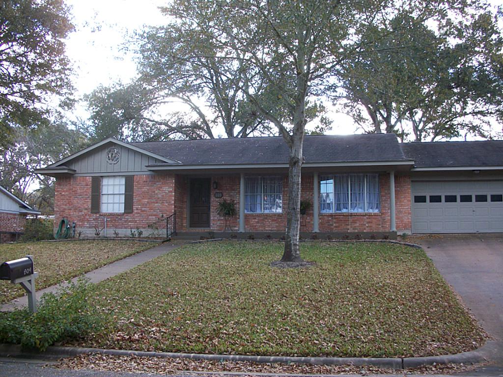 809 Mark T Dr, Brenham, TX 77833 photo 1