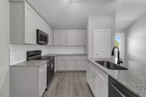 Kitchen - 18737 Loom Dr, Conroe, TX 77306 photo 4 of 5
