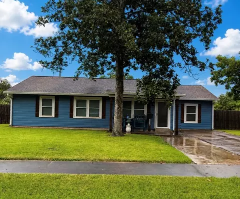 206 S Mattson St, West Columbia, TX 77486