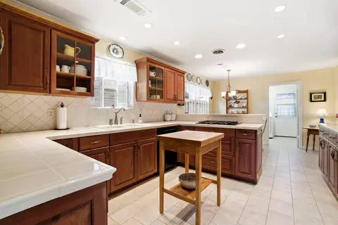 Kitchen - 218 Tree Trunk Dr, Spring, TX 77388 photo 2 of 3