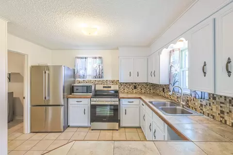 Kitchen - 2934 Goodson Loop, Pinehurst, TX 77362 photo 2 of 2