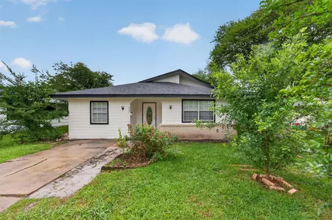 907 S 3rd St, La Porte, TX 77571