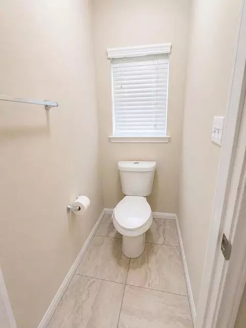 Bath - 1608 Grable Cove Ln, Spring, TX 77379 photo 3 of 6
