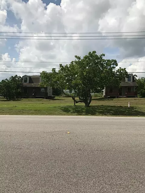 24 E Bayshore Dr, San Leon, TX 77539