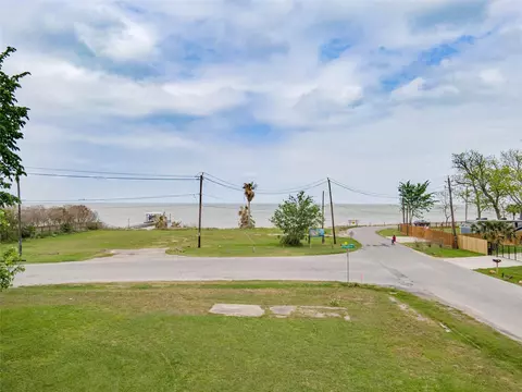 1 Jackson Ave, Bacliff, TX 77518