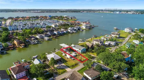 2130 Cove Park Dr, Kemah, TX 77565