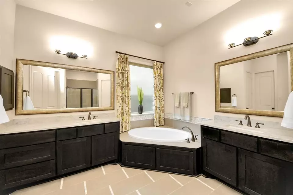 Bath - 1525 Noble Way Ct, League City, TX 77573 photo 5 of 6
