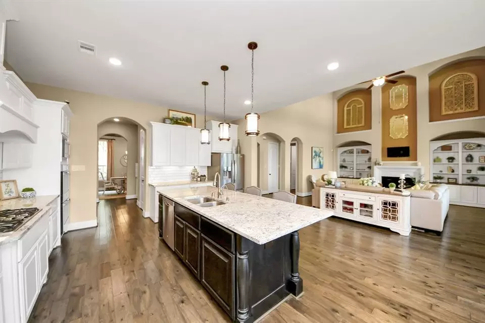 Kitchen - 1525 Noble Way Ct, League City, TX 77573 photo 4 of 6