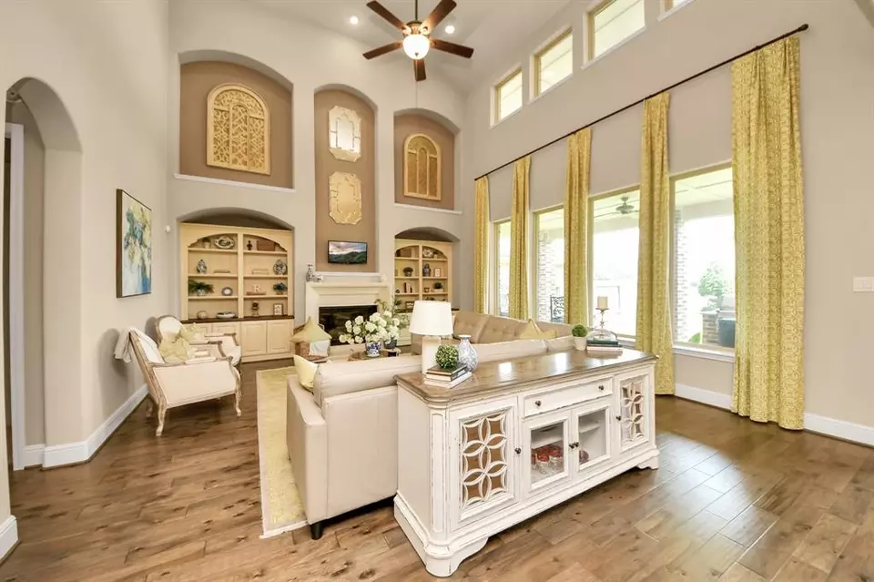 Living - 1525 Noble Way Ct, League City, TX 77573 photo 2 of 6