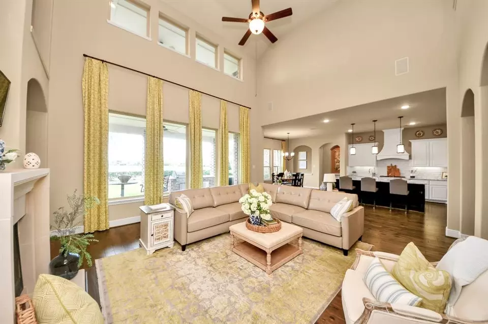 Living - 1525 Noble Way Ct, League City, TX 77573 photo 4 of 6