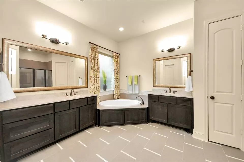 Bath - 1525 Noble Way Ct, League City, TX 77573 photo 3 of 6