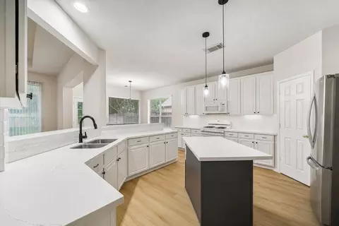 515 Deer Hollow Dr, Sugar Land, TX 77479