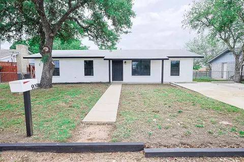 909 E Sarah St, Cuero, TX 77954