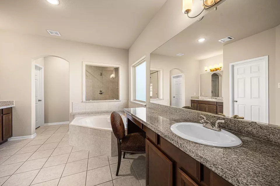Bath - 15438 Hopkins Cedar Dr, Humble, TX 77346 photo 3 of 8