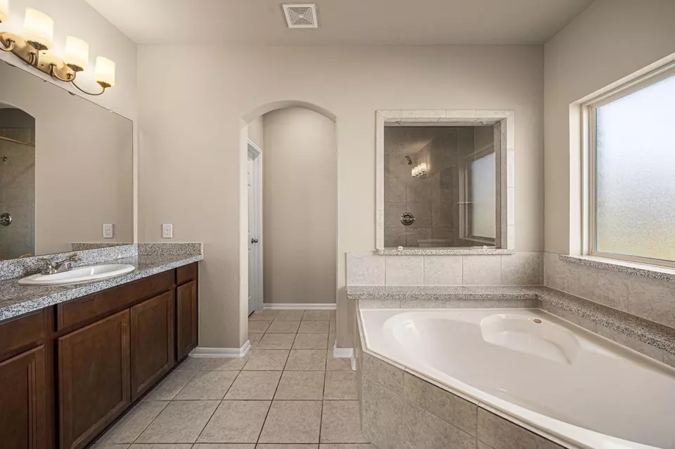 Bath - 15438 Hopkins Cedar Dr, Humble, TX 77346 photo 4 of 8