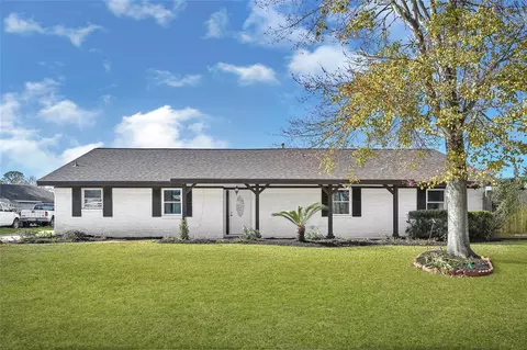 4902 Green Willow Ln, Dickinson, TX 77539