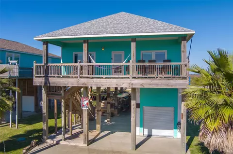 2569 Palm Dr, Crystal Beach, TX 77650