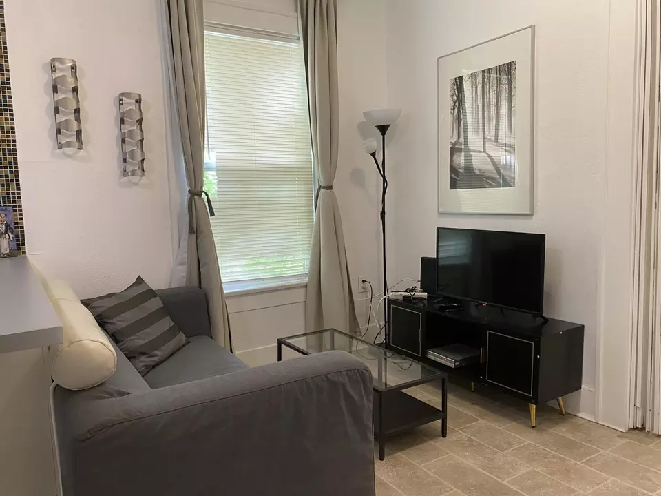 Living - 1910 Blodgett St, Houston, TX 77004 photo 4 of 7