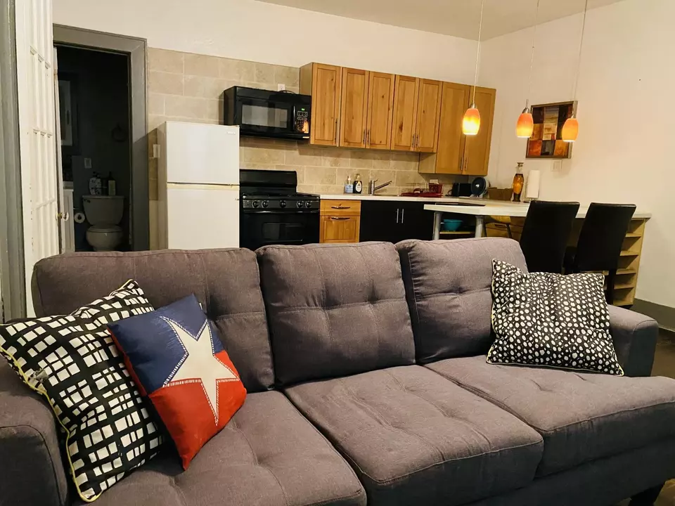 Living - 1910 Blodgett St, Houston, TX 77004 photo 6 of 7