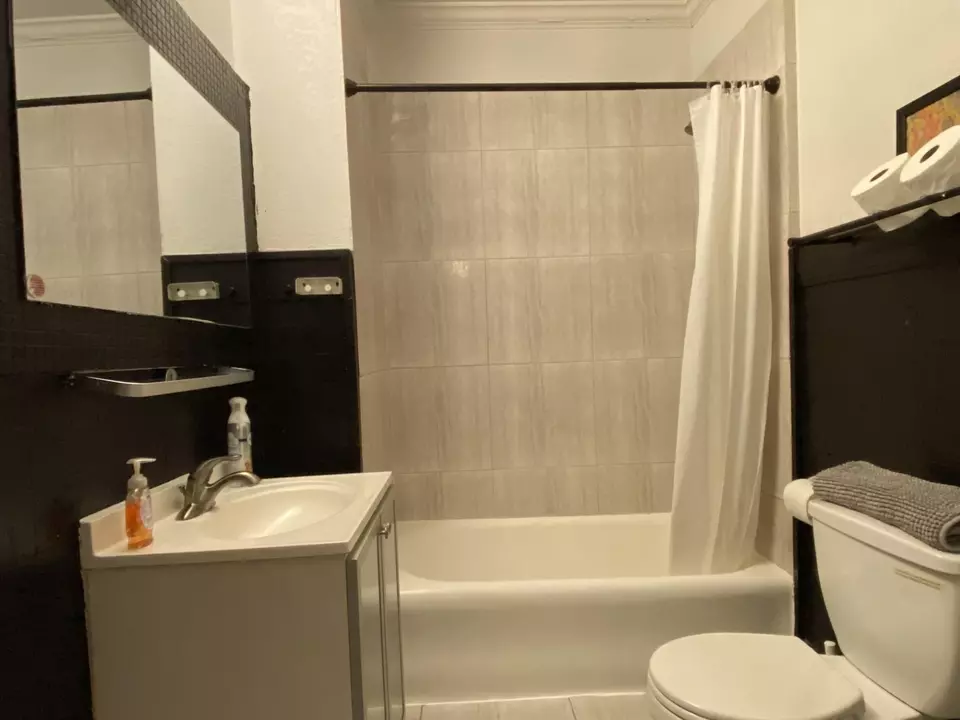 Bath - 1910 Blodgett St, Houston, TX 77004 photo 1 of 2