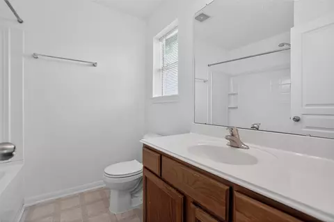 Bath - 1618 Grable Cove Ln, Spring, TX 77379 photo 4 of 5