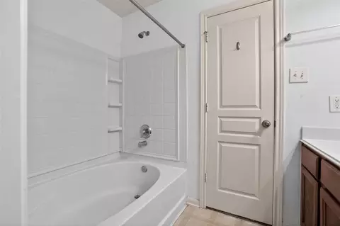Bath - 1618 Grable Cove Ln, Spring, TX 77379 photo 3 of 5