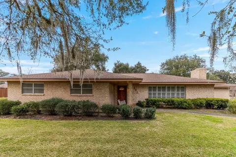 102 Paradise Valley Dr, West Columbia, TX 77486
