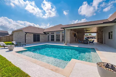 2110 Wikiup St, Dickinson, TX 77539