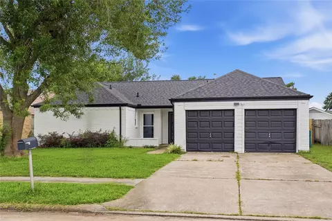 3822 Mackinac Ln, Pasadena, TX 77505
