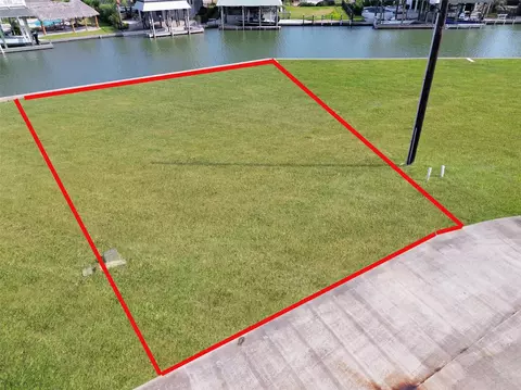 502 Neptune Cir, Tiki Island, TX 77554