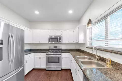 Kitchen - 18 Dover Dr, Conroe, TX 77304 photo 4 of 6