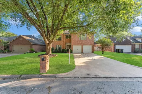 Exterior - 18 Dover Dr, Conroe, TX 77304 photo 2 of 9