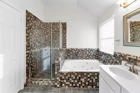 Bath - 18 Dover Dr, Conroe, TX 77304 photo 4 of 7