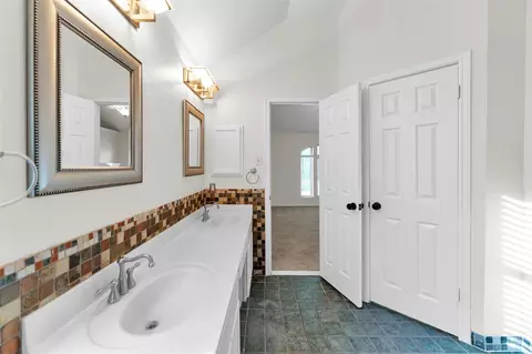 Bath - 18 Dover Dr, Conroe, TX 77304 photo 6 of 7