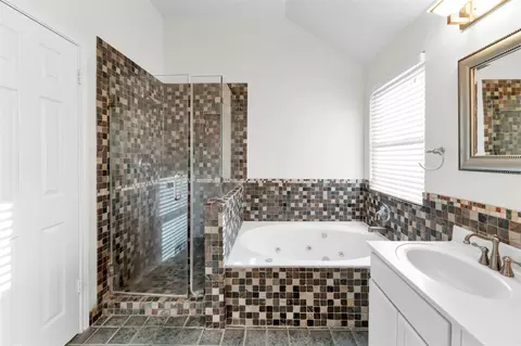 Bath - 18 Dover Dr, Conroe, TX 77304 photo 5 of 7