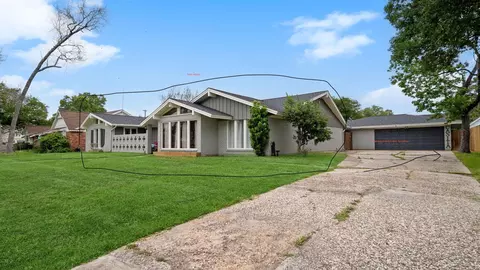 5111 Ashwood Dr, Baytown, TX 77521